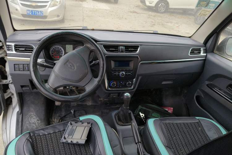Used Jinbei T3 2019 1.5L China VI Dual-Cab Wealthy-Grade Extended Version JKC1021SS6FL Center Console