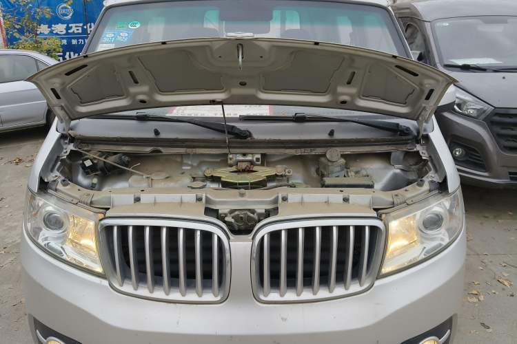 Used Jinbei T3 2019 1.5L China VI Dual-Cab Wealthy-Grade Extended Version JKC1021SS6FL Engine Bay