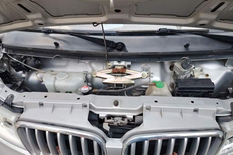 Used Jinbei T3 2019 1.5L China VI Dual-Cab Comfort Plus Extended Version JKC1030SS6FL Engine Bay