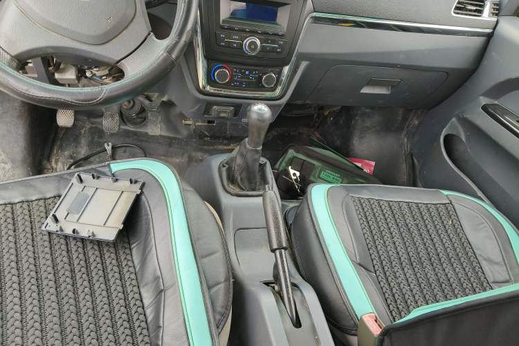 Used Jinbei T3 2019 1.5L China VI Dual-Cab Wealthy-Grade Extended Version JKC1021SS6FL Gear Lever