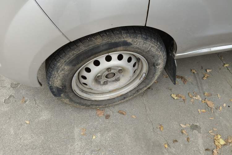 Used Jinbei T3 2019 1.5L China VI Dual-Cab Wealthy-Grade Extended Version JKC1021SS6FL Left Front Wheel Hub