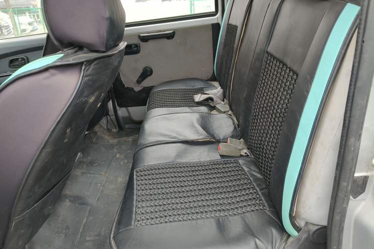Used Jinbei T3 2019 1.5L China VI Dual-Cab Wealthy-Grade Extended Version JKC1021SS6FL Left Rear Seat