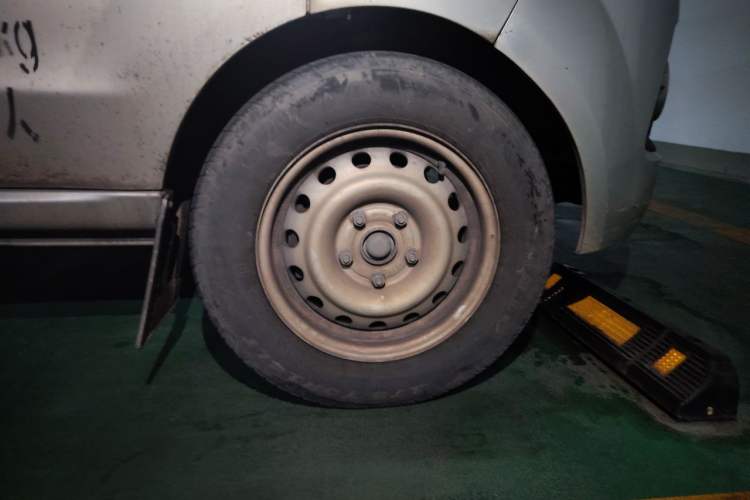 Used Jinbei T3 2019 1.5L China VI Dual-Cab Restyled Comfort Plus Extended Version JKC1021SS6FL Right Front Wheel Hub