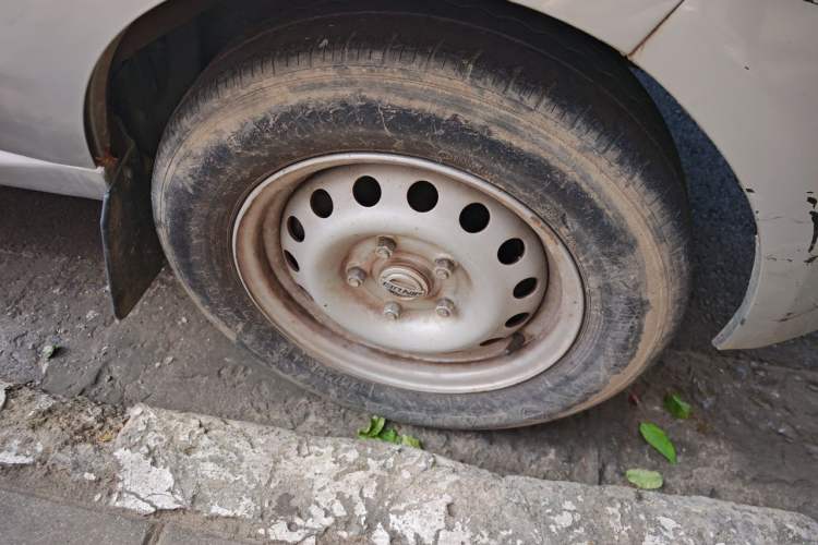 Used Jinbei T3  Right Front Wheel Hub