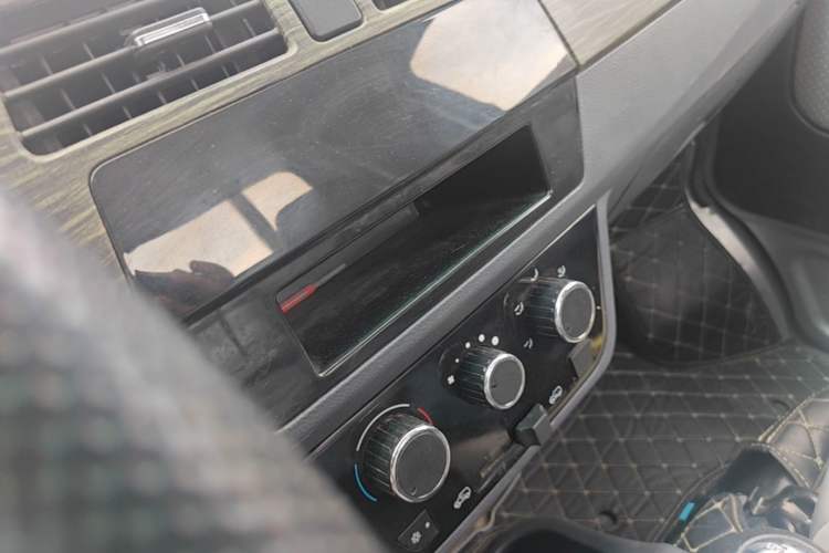 Used Jinbei T3 2023 1.5L Super Enjoyment Model Single Row 2.7 Meters Audio And AC Panel