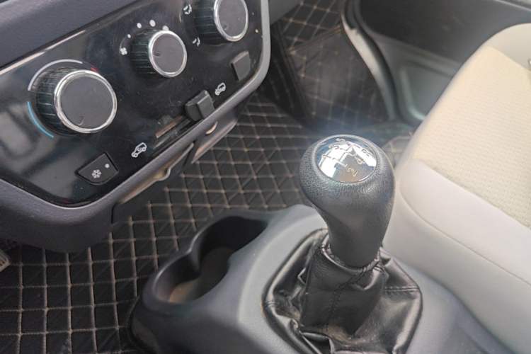 Used Jinbei T3 2023 1.5L Super Enjoyment Model Single Row 2.7 Meters Gear Lever