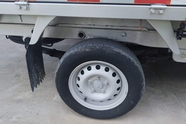 Used Jinbei T3 2023 1.5L Classic Model Single Cab 2.92 Meters Right Rear Wheel Hub