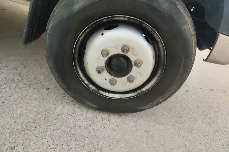 Used Jinbei T5 2018 1.5L Entrepreneurial-Grade Dual-Rear-Wheel DLCG14 Right Front Wheel Hub