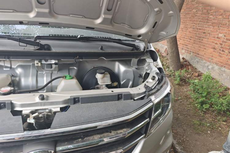 Used Jinbei T5  Engine Bay Left