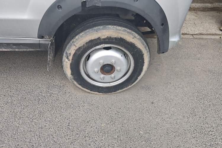 Used Jinbei T5  Right Front Wheel Hub