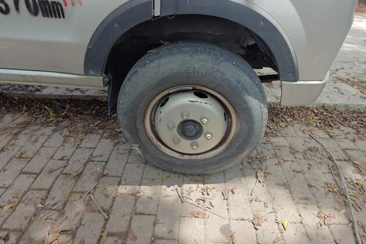 Used Jinbei T5 2020 1.6L Wealth Creation Model Rear Dual Wheels 3.4 Meters China VI Standard SWD16M Right Front Wheel Hub