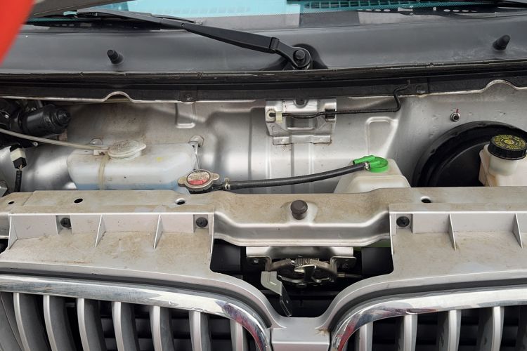 Used Jinbei T5 2023 1.6L Standard Model Double Cab 2.6-Meter Rear Dual Wheels Engine Bay