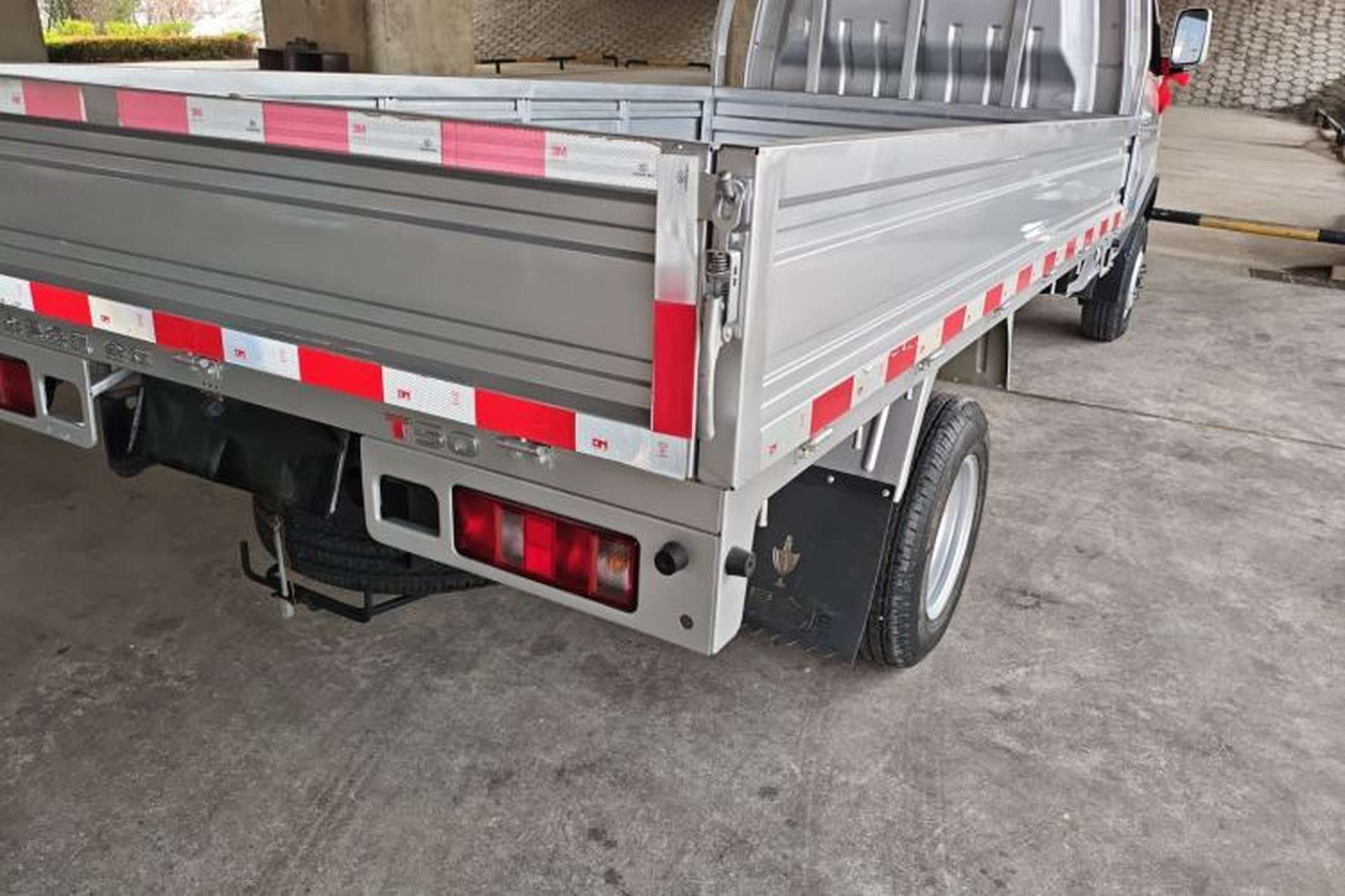 Used Jinbei T5 2023 1.6L Standard Single-Row 3.2m with Rear Dual Wheels Exterior 3