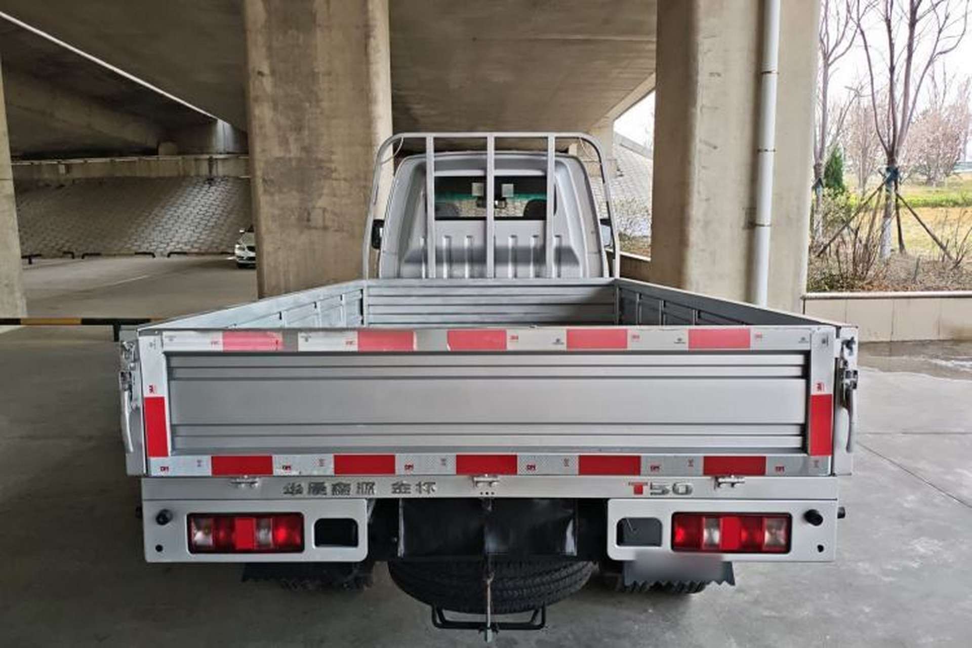 Used Jinbei T5 2023 1.6L Standard Single-Row 3.2m with Rear Dual Wheels Trunk