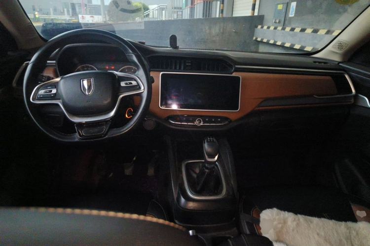 Used Jinbei Viewing 2019 1.6L Manual Leading Model Center Console