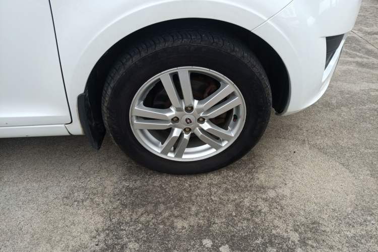 Used Jinbei Zhishang S30 2012 1.5L Comfort Model Right Front Wheel Hub