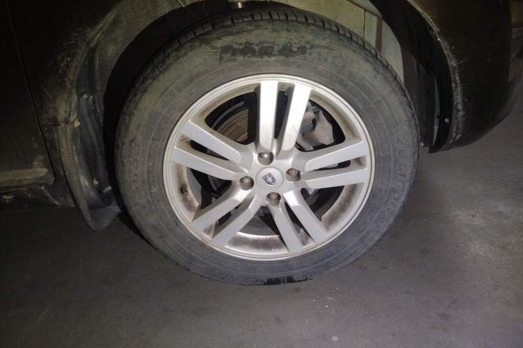 Used Jinbei Zhishang S30 2014 1.5L Manual Luxury Model Right Front Wheel Hub