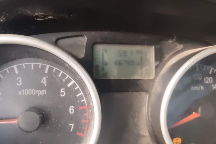 Used Jinbei Zhishang S30 2014 1.5L Manual Luxury Model Odometer Close Up