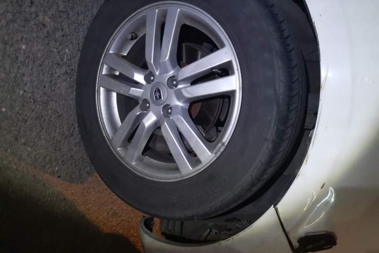 Used Jinbei Zhishang S30 2014 1.5L Manual Comfort Model Right Front Wheel Hub