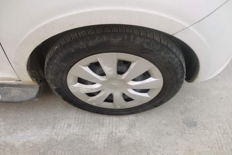 Used Jinbei Zhishang S30 2014 1.5L Manual Comfort Model Right Front Wheel Hub