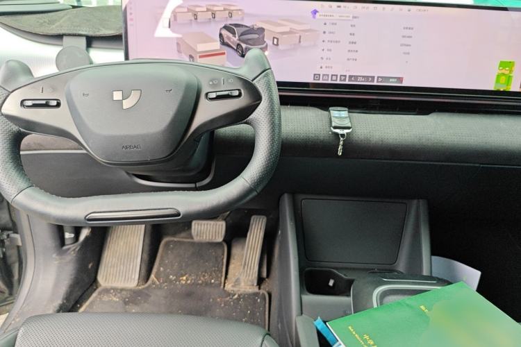 Used Jiyue 01 2024 Max Long-Range Model Center Console