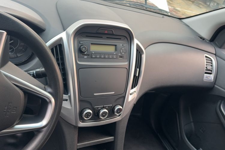 Used JMC Baodian 2020 2.5T Diesel 4x4 Comfort Edition Standard Wheelbase JX4D25A6L Audio And AC Panel