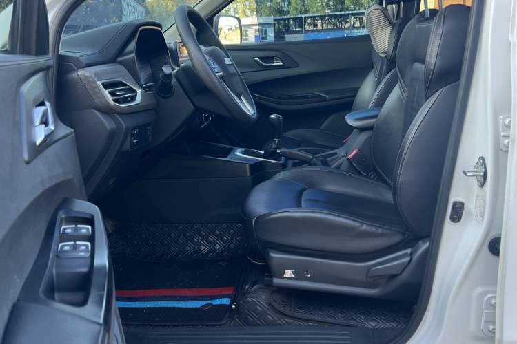 Used JMC Baodian 2022 2.5T Diesel Two-Wheel-Drive Comfort Edition Standard Wheelbase JX4D25A6L Interior 2
