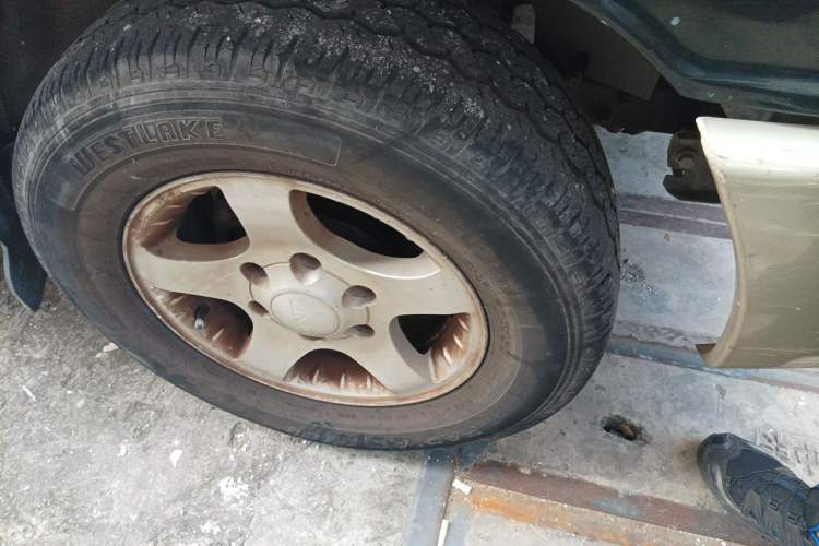 Used JMC Baodian 2009 2.8T Two-Wheel-Drive Diesel GL Right Front Wheel Hub