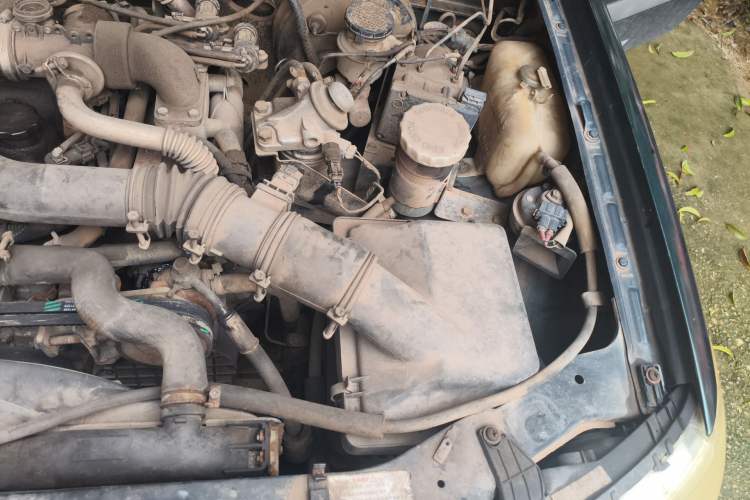 Used JMC Baodian 2009 2.8T Two-Wheel-Drive Diesel GL Engine Bay Left