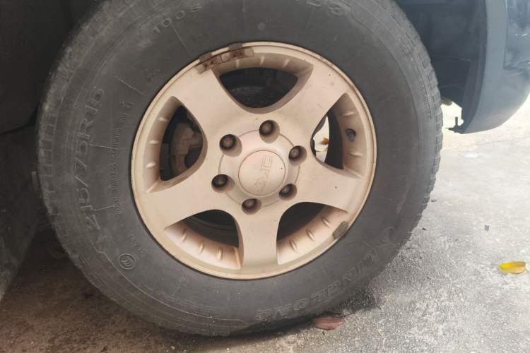 Used JMC Baodian 2009 2.8T Two-Wheel-Drive Diesel GL Right Front Wheel Hub