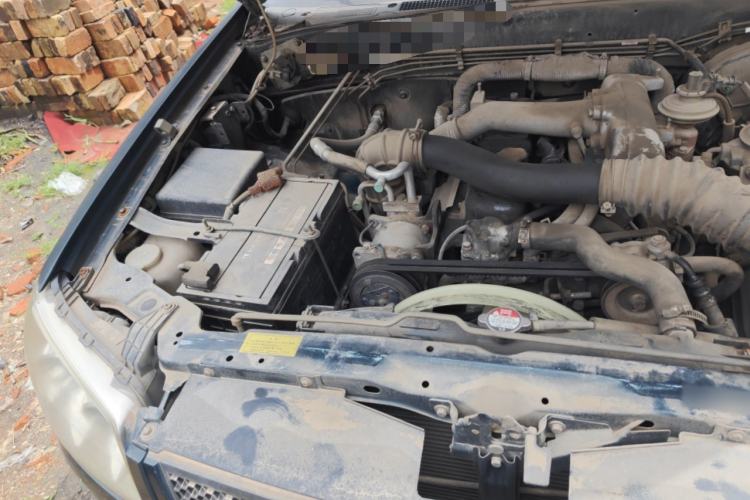 Used JMC Baodian 2013 2.8T Two-Wheel-Drive Diesel Comfort Value Edition Engine Bay Right
