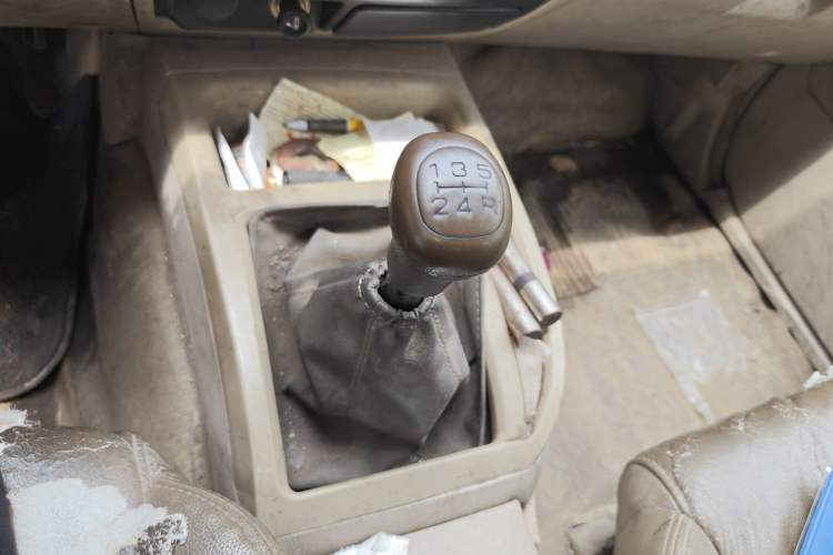 Used JMC Baodian 2013 2.8T Two-Wheel-Drive Diesel Comfort Value Edition Gear Lever