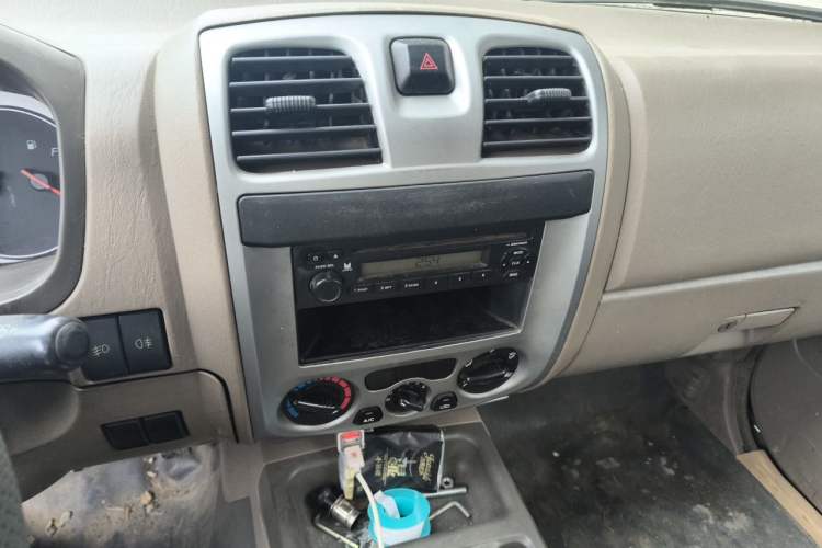 Used JMC Baodian 2013 2.8T Two-Wheel-Drive Diesel Comfort Value Edition Audio And AC Panel