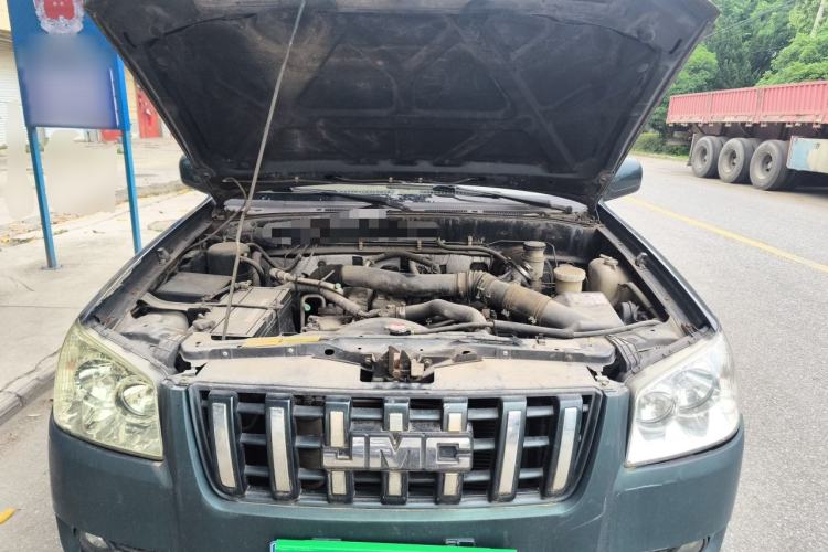 Used JMC Baodian 2013 2.8T Two-Wheel-Drive Diesel Comfort Value Edition Engine Bay