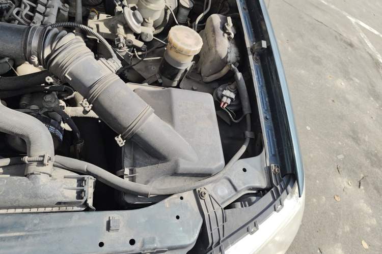 Used JMC Baodian 2013 2.8T Four-Wheel Drive Diesel Comfort Value Edition Engine Bay Left
