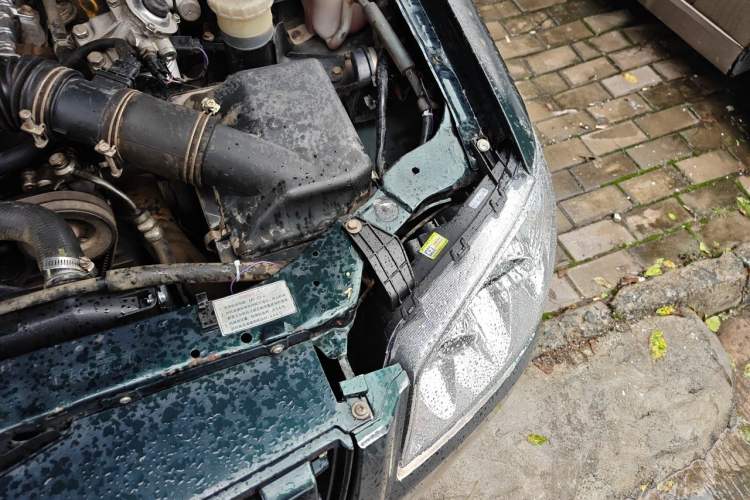 Used JMC Baodian 2013 2.8T Two-Wheel-Drive Diesel Comfort Value Edition Engine Bay Left