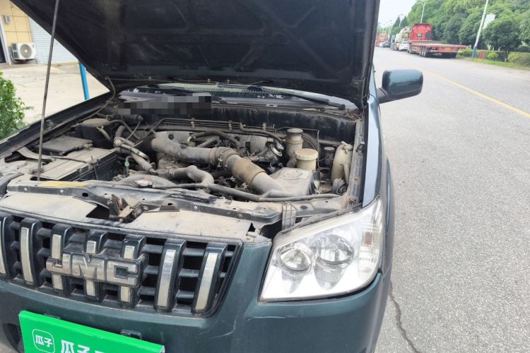 Used JMC Baodian 2013 2.8T Two-Wheel-Drive Diesel Comfort Value Edition Engine Bay Left