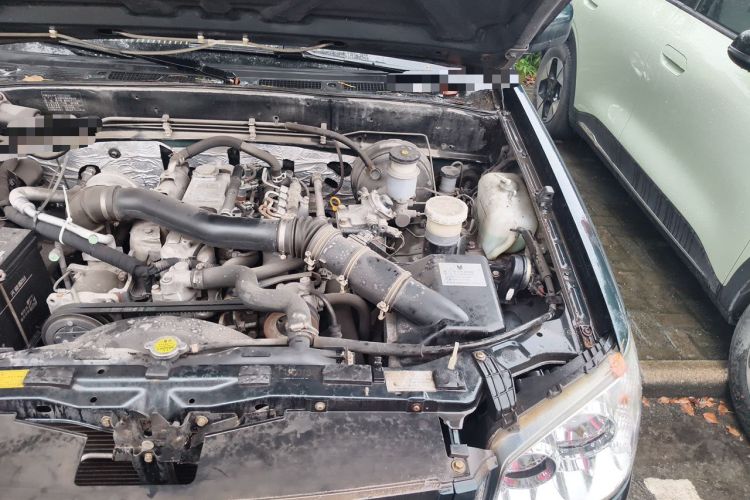 Used JMC Baodian 2013 2.8T Two-Wheel Drive Comfortable Value Edition JX493ZLQ4F Engine Bay Left