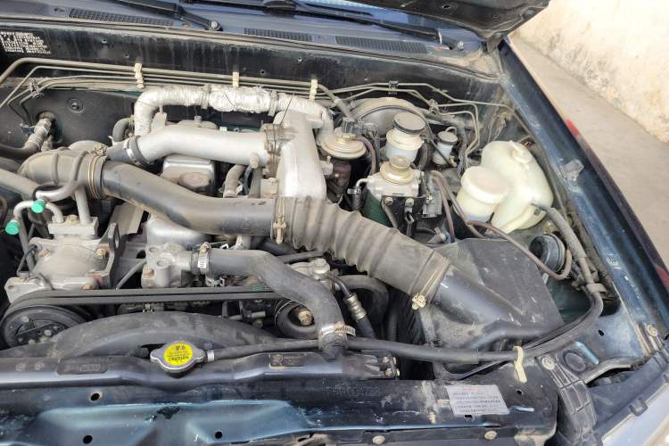 Used JMC Baodian 2013 2.8T Two-Wheel-Drive Diesel Comfort Value Edition Engine Bay Left