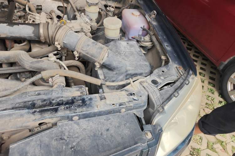 Used JMC Baodian 2013 2.8T Two-Wheel-Drive Diesel Comfort Value Edition Engine Bay Left