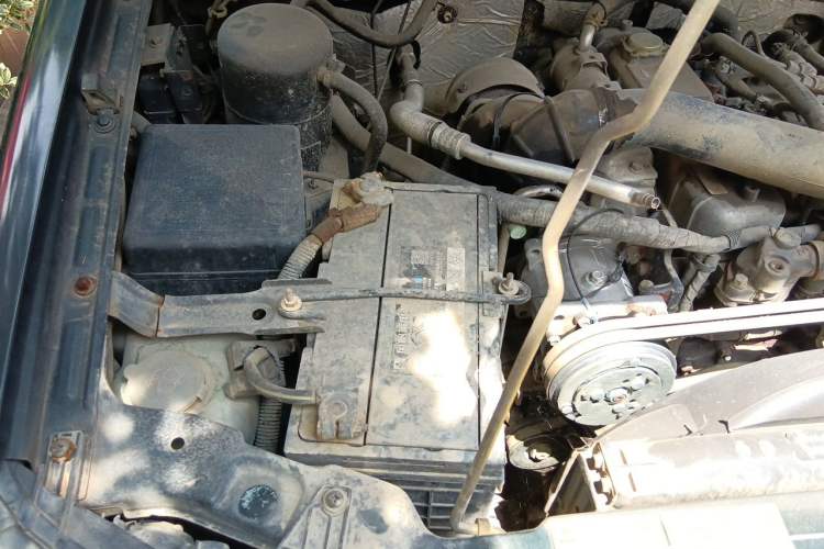 Used JMC Baodian 2013 2.8T Two-Wheel-Drive Diesel Comfort & Style Edition Engine Bay Right