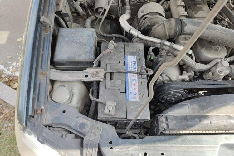 Used JMC Baodian 2013 2.8T Four-Wheel Drive Diesel Comfort Value Edition Engine Bay Right