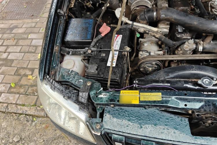 Used JMC Baodian 2013 2.8T Two-Wheel-Drive Diesel Comfort Value Edition Engine Bay Right