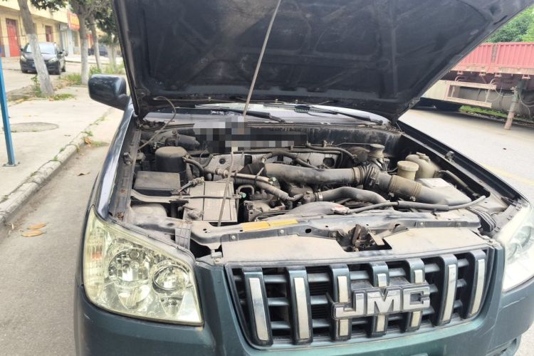 Used JMC Baodian 2013 2.8T Two-Wheel-Drive Diesel Comfort Value Edition Engine Bay Right
