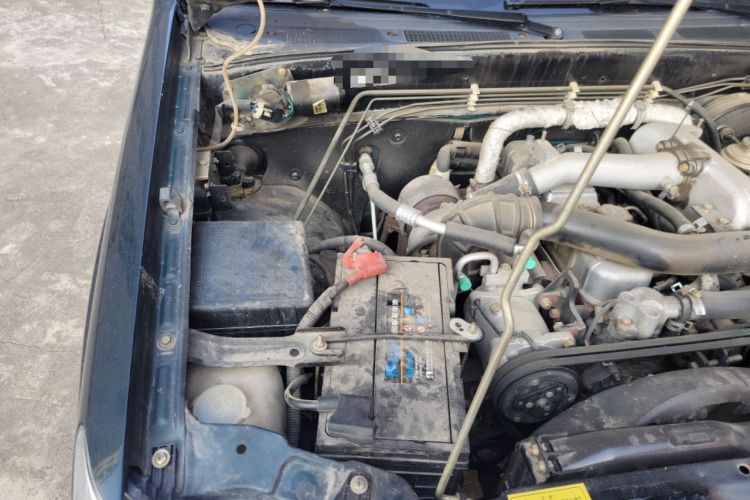 Used JMC Baodian 2013 2.8T Two-Wheel-Drive Diesel Comfort Value Edition Engine Bay Right