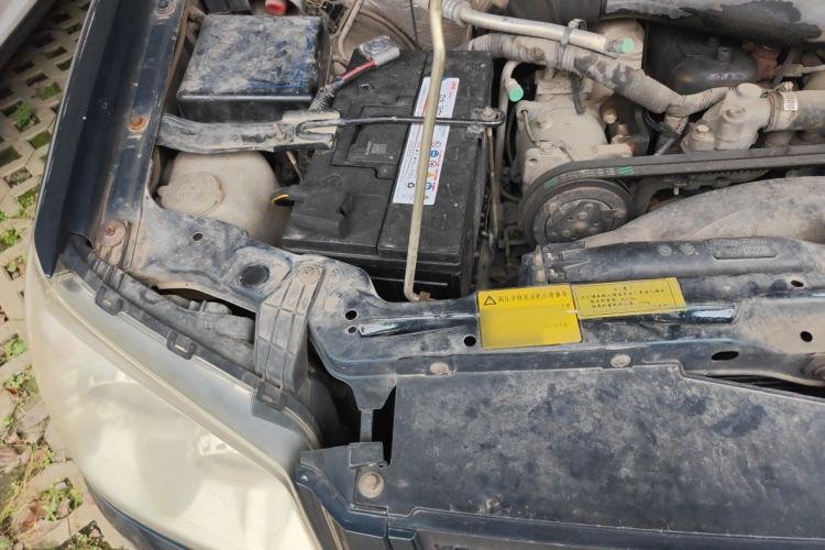 Used JMC Baodian 2013 2.8T Two-Wheel-Drive Diesel Comfort Value Edition Engine Bay Right