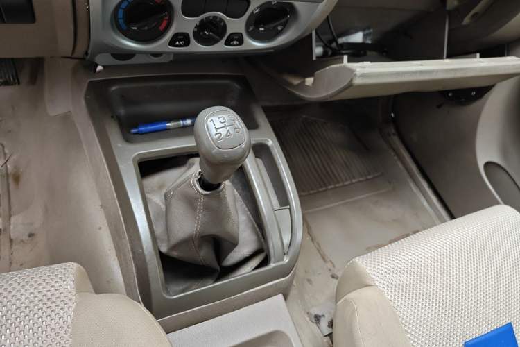 Used JMC Baodian 2013 2.8T Two-Wheel-Drive Diesel Comfort Value Edition Gear Lever