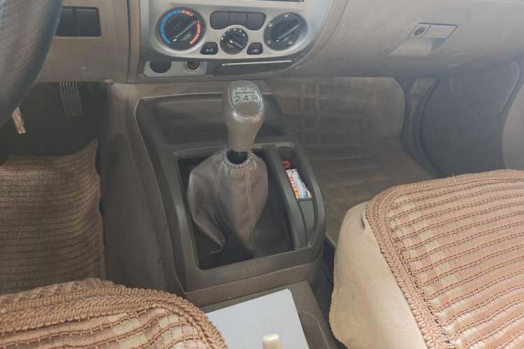 Used JMC Baodian 2013 2.8T Two-Wheel-Drive Diesel Comfort Value Edition Gear Lever