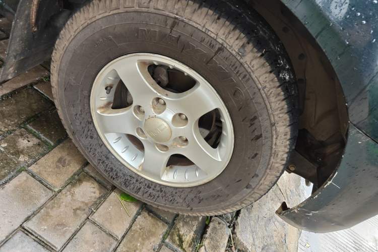 Used JMC Baodian 2013 2.8T Two-Wheel-Drive Diesel Comfort Value Edition Right Front Wheel Hub