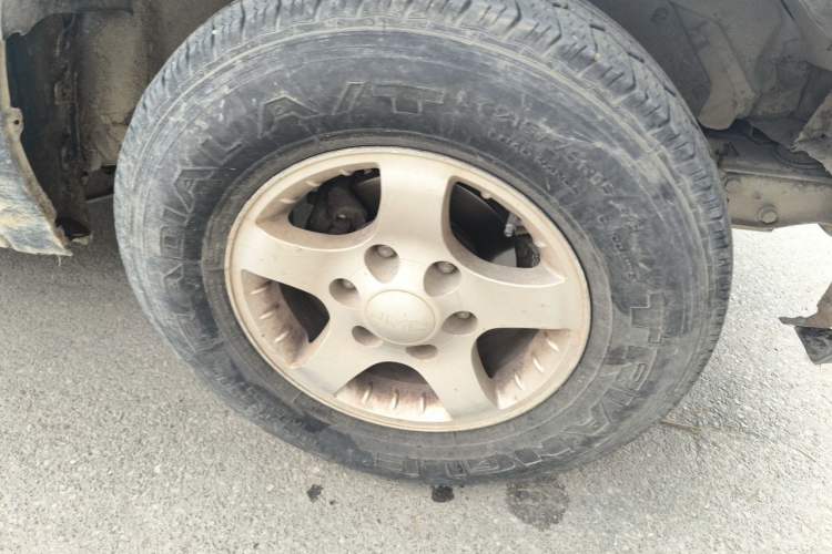 Used JMC Baodian 2013 2.8T Two-Wheel-Drive Diesel Comfort Value Edition Right Front Wheel Hub